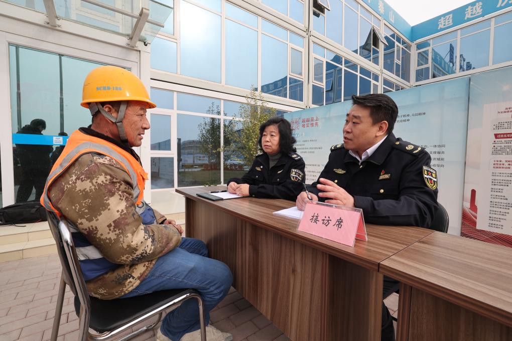 图为北京市根治拖欠农民工工资工作协调小组在新国展二期建设工地进行现场接访。（北京市人社局供图）